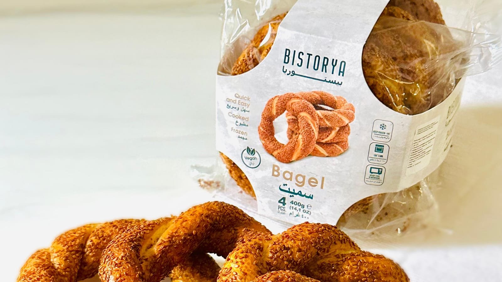 Bistorya dondurulmuş simit paketi ve önünde pişmiş simitler
